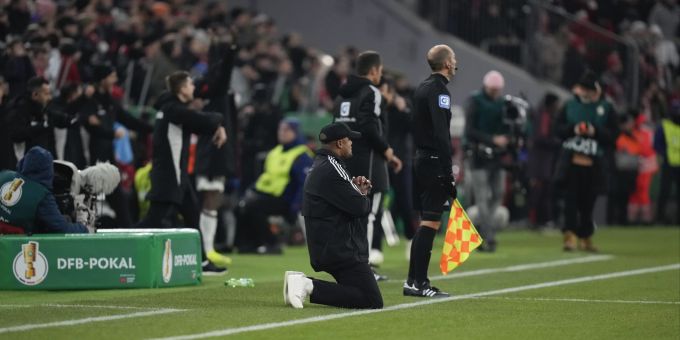 Bayern-Trainer Vincent Kompany kniet während dem Pokal-Spiel gegen Leverkusen. Vincent Kompany