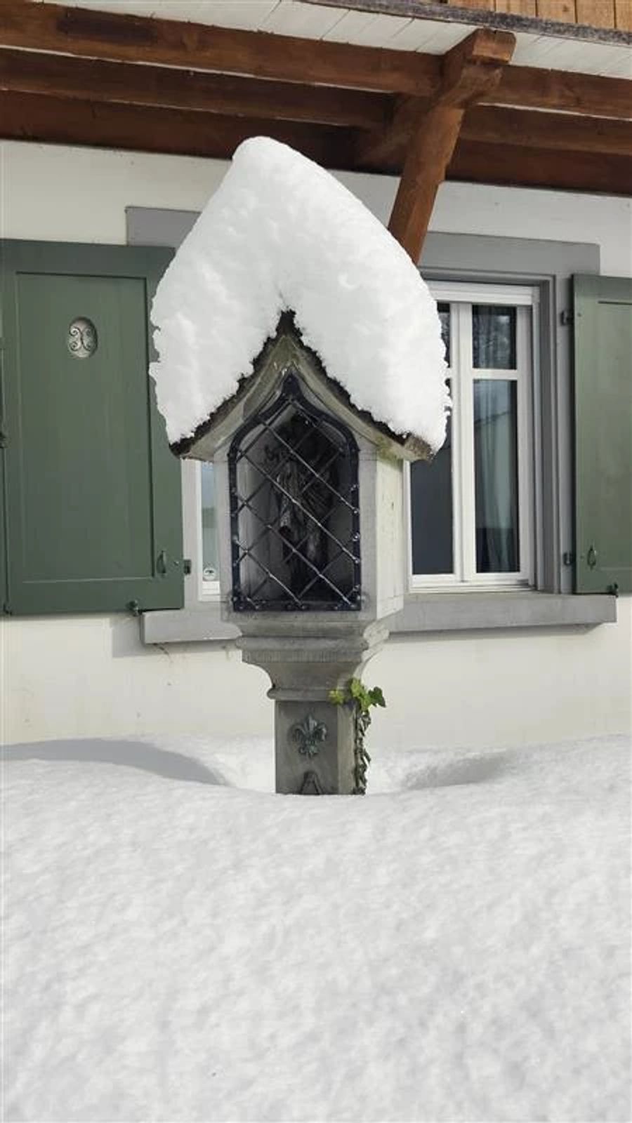 42 Zentimeter Schnee gab es gestern in Luzern. Das lässt ein Vogelhäuschen beinahe versinken.