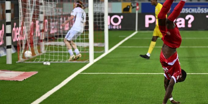 Der FC Thun gewinnt das Spitzenspiel der Challenge League. Firth jubelt akrobatisch. FC Thun