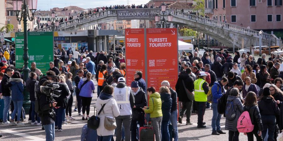 Mit der Gondel durch die Kanäle: Venedig gilt als Musterbeispiel für «Overtourism». (Archivbild)