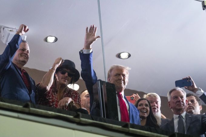 Donald Trump besuchte anschliessend an seinen Auftritt in Wisconsin ein Football-Spiel. us-wahlen