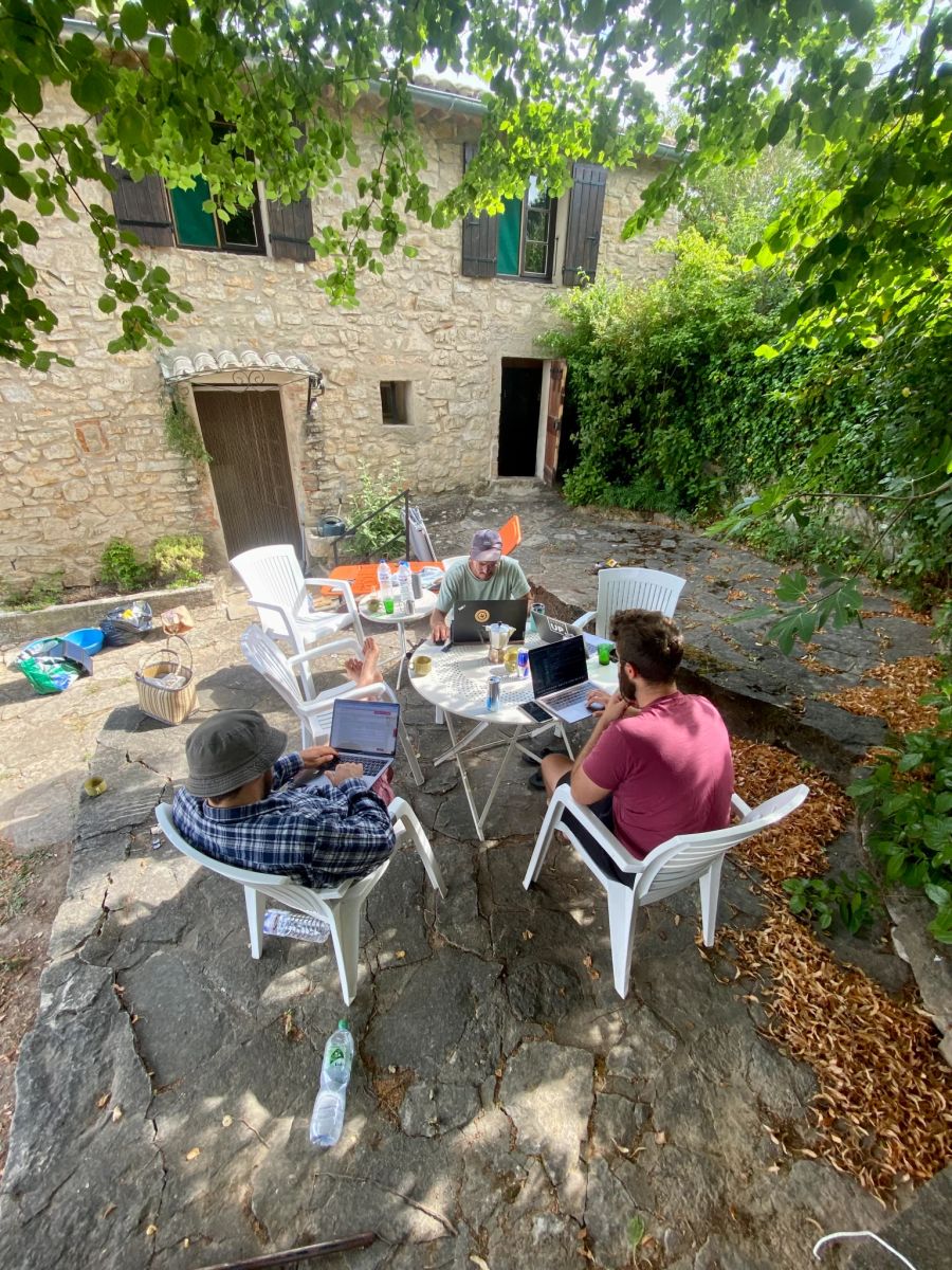 Es wird auch gearbeitet – wie hier auf dem Bild in Südfrankreich.