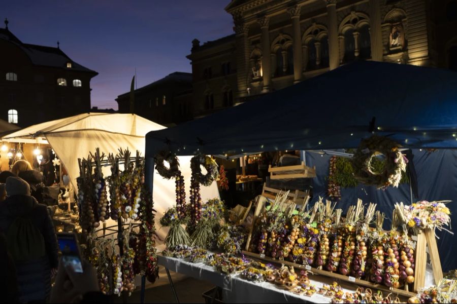 Am traditionellen Zibelemärit in Bern werden unter anderem Zwiebel- und Blumenkränze verkauft.