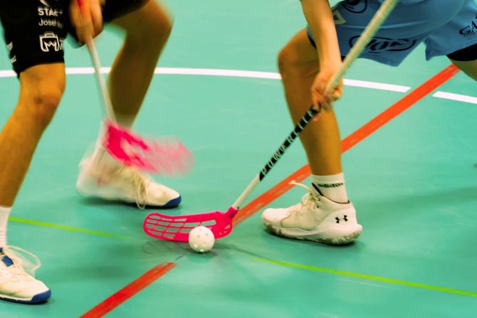 Männer Spielfeld Unihockeyspieler Ball