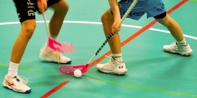 Männer Spielfeld Unihockeyspieler Ball