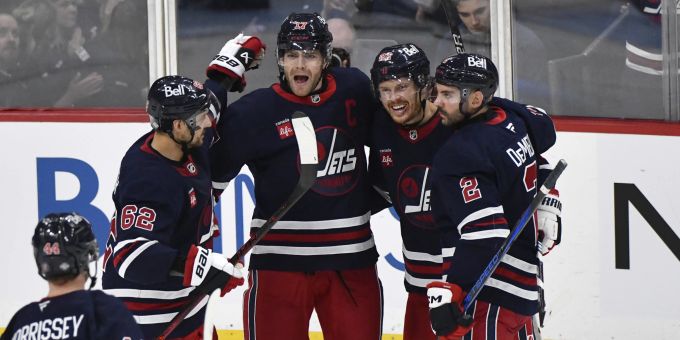 Nino Niederreiter (links) feiert ein Tor gegen die Penguins. Nino Niederreiter NHL