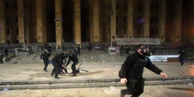 Die Polizei in Georgien ist mit Tränengas und Wasserwerfern gegen die Demonstranten vorgegangen. Die Polizei in Georgien ist mit Tränengas und Wasserwerfern gegen die Demonstranten vorgegangen.