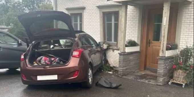 Urnäsch AR - Autofahrer rutscht von Bremse auf Gas – und kracht in Haus