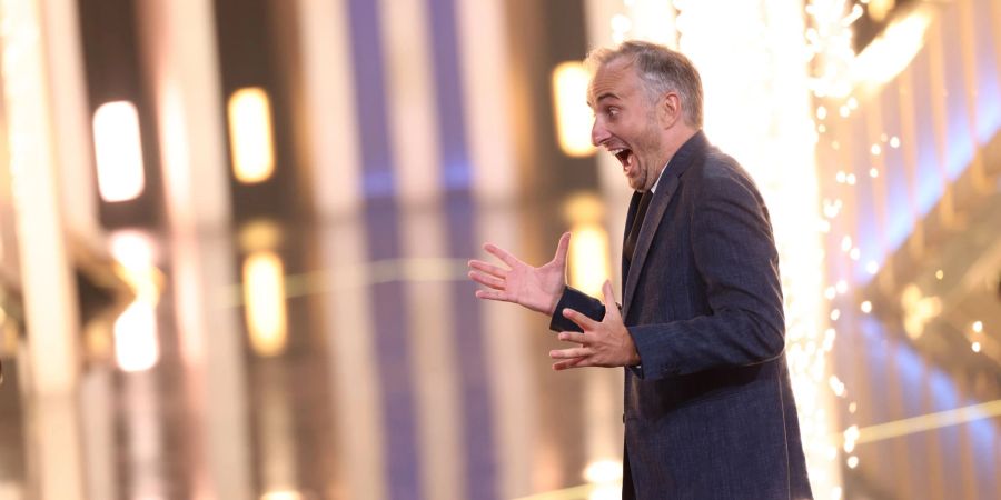 Jan Böhmermann ist begeistert - er gewinnt den Deutschen Fernsehpreis.