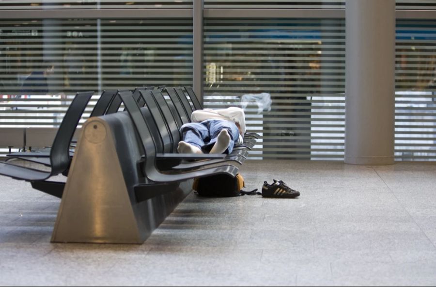 Auch auf dem Flughafen Zürich machen es sich Reisende gemütlich. Hier warteten aber deutlich weniger Menschen auf einen Sitzplatz.