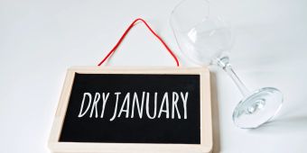 Schild «Dry January», Weinglas