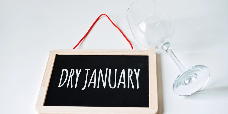 Wer einen «Dry January» begeht, verzichtet bewusst auf Alkohol im Januar.