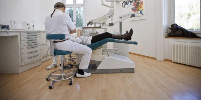 Der Konkurs der Element-Versicherung bedroht die Altersvorsorge von 10'000 Zahnärzten. (Symbolbild) Zahnarzt