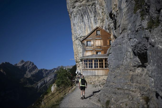 Wanderer vor dem Berggasthaus Äscher. Wanderer