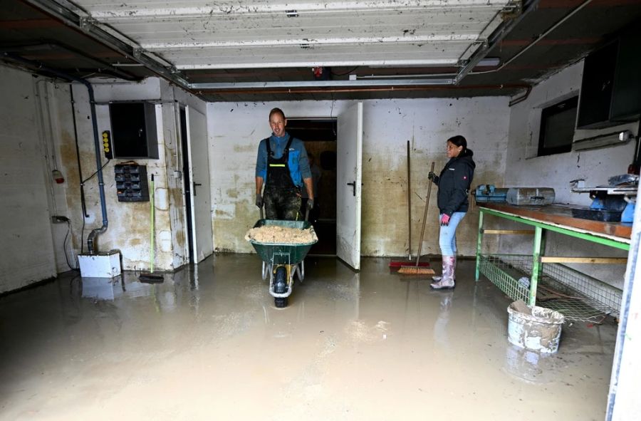 Aufräumarbeiten nach dem Hochwasser in Grosssierning in Niederösterreich am 17. September.