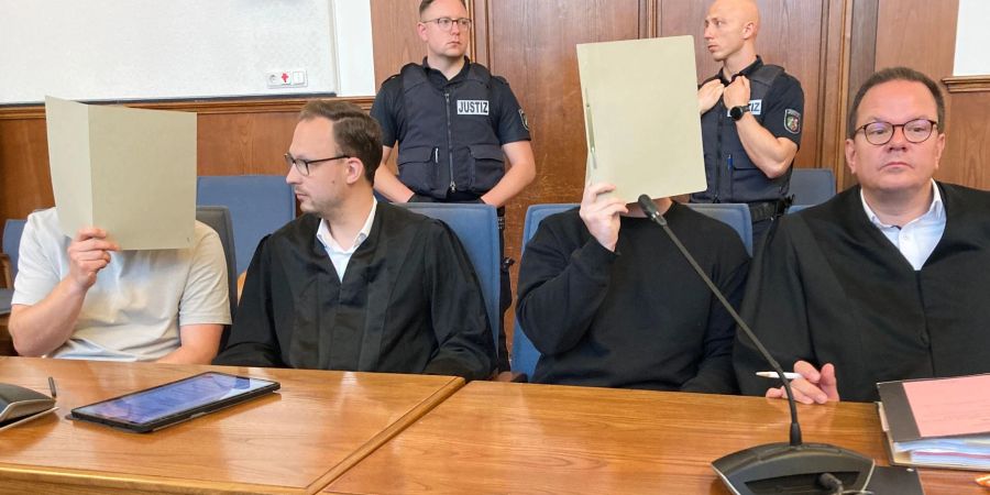 Die angeklagten Polizeibeamten und ihre Verteidiger im Landgericht Dortmund.
