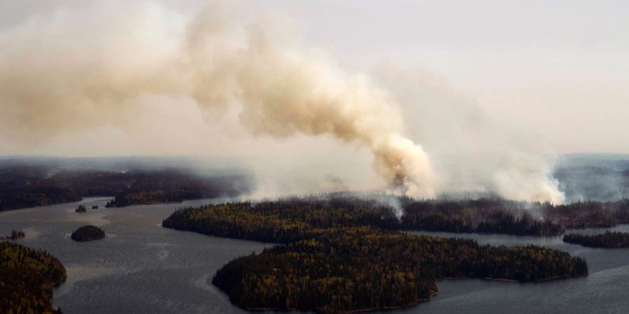 Ein Waldbrand im Norden Manitobas in der Nähe von Flin Flon.