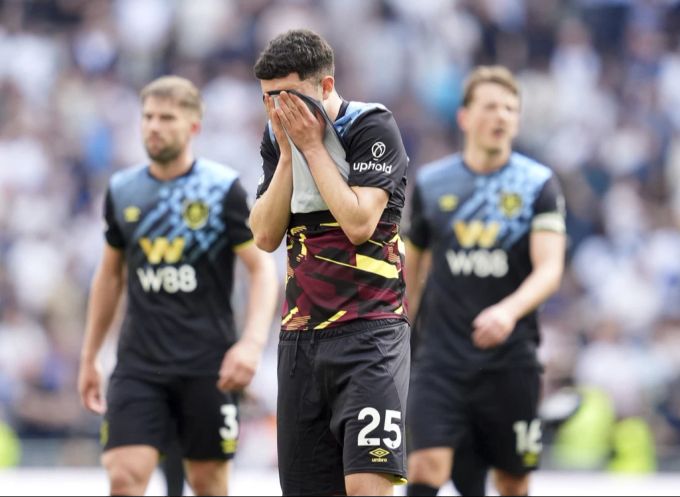 Zeki Amdouni ist mit Burnley abstiegen. Zeki Amdouni