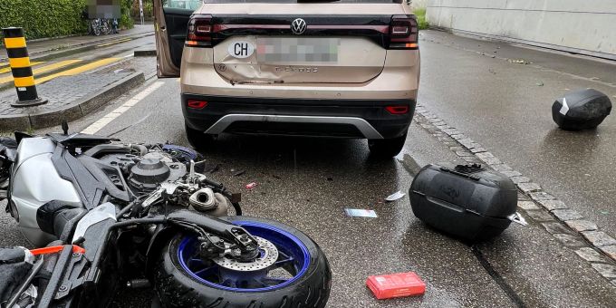 Der Motorradfahrer wurde schwer und die Autofahrerin leicht verletzt. Kollision in Frasnacht