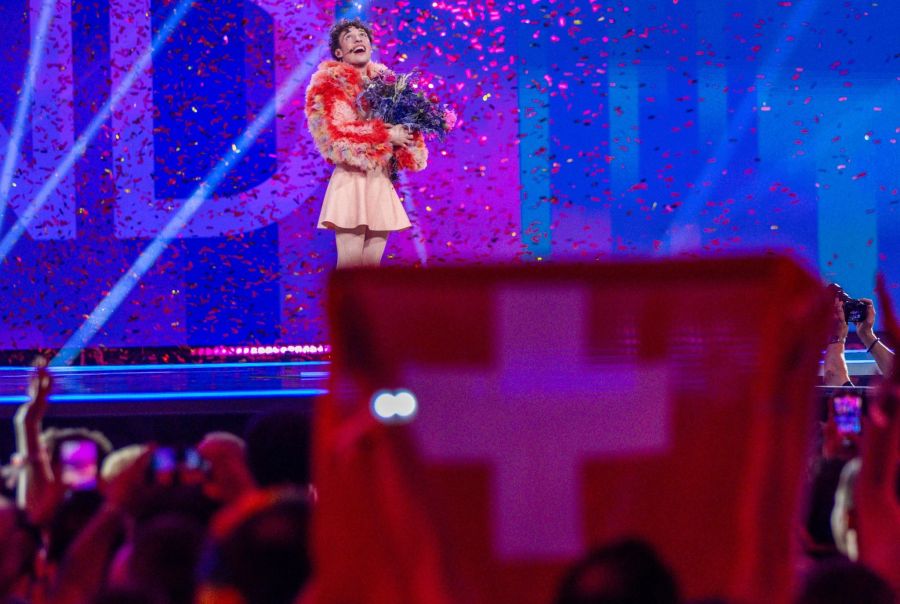 Nemo jubelt nach dem Gewinn im Finale des Eurovision Song Contest. Der Star identifiziert sich als non-binär.