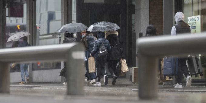 Das Wetter bleibt unbeständig: Am Wochenende regnet es, teilweise zeigt sich jedoch auch die Sonne. (Symbolbild) Wetter