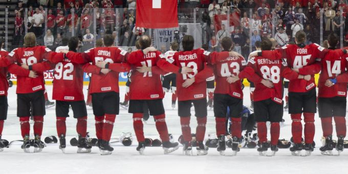 Die Schweizer feiern bei der Eishockey-WM zusammen mit den Fans den Einzug in den Final. Eishockey-WM
