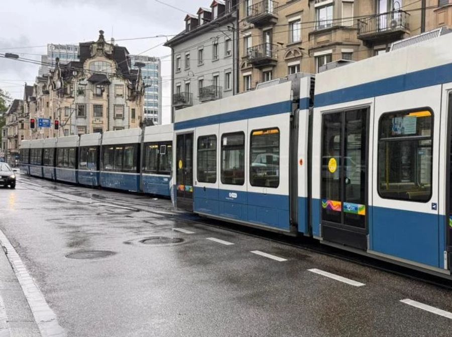 Da eine Tramkomposition entgleiste, kann die ganze Strecke nicht mehr befahren werden.