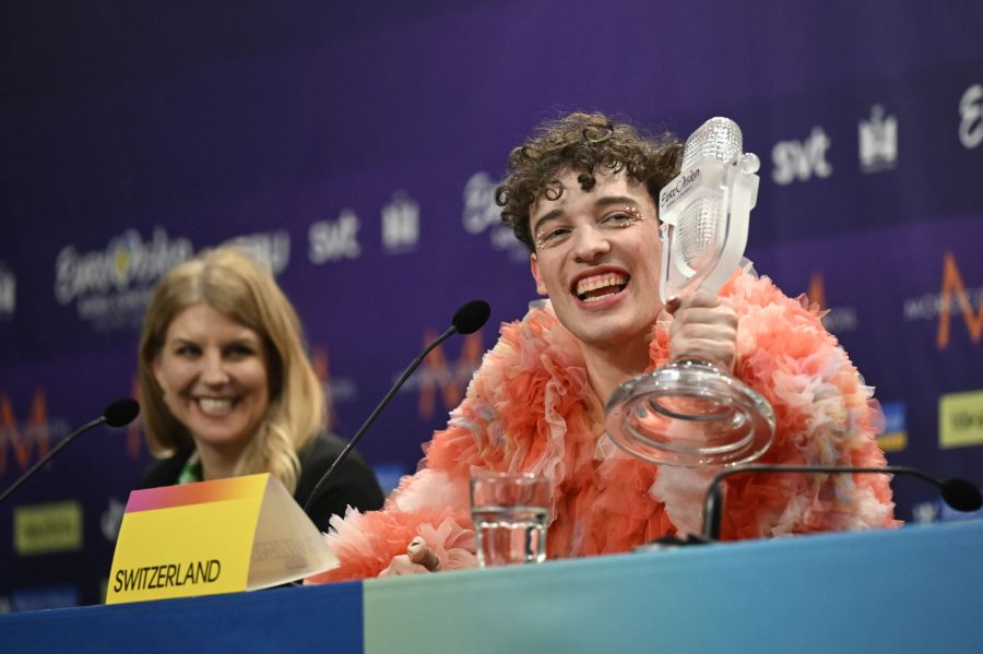 Nemo spricht bei der Pressekonferenz zum Eurovision Song Contest über die zerbrochene Trophäe.