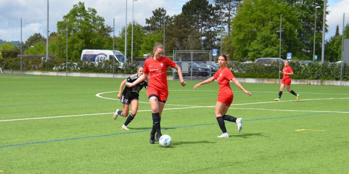 Nicole Erne, hier mit Ball am Fuss, sorgte mit ihrem Kopfballtor für eine Vorentscheidung. Nicole Erne traf zum 3:2