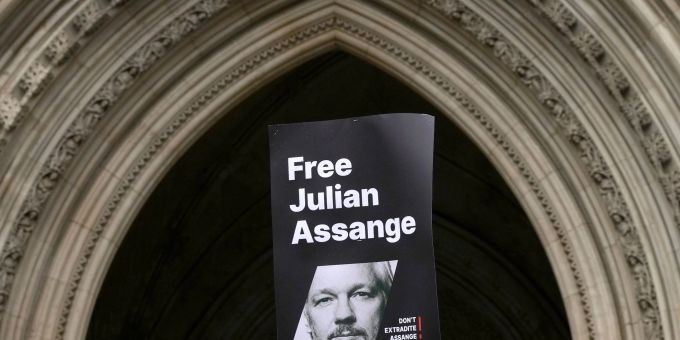 Zahlreiche Menschenrechtsorganisationen, Journalistenverbände, Künstler und Politiker fordern Assanges sofortige Freilassung. Zahlreiche Menschenrechtsorganisationen, Journalistenverbände, Künstler und Politiker fordern Assanges sofortige Freilassung.