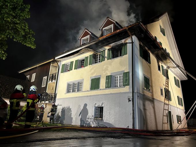 Mehrere Personen wurden beim Brand verletzt. Brand Merenschwand