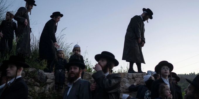 In Israel drohen Strafen für ultraorthodoxe Männer, die ihre Einberufungsbefehle ignoriert haben. (Archivbild) Ultraorthodoxe jüdische Männer und Jugendliche versammeln während einer Zeremonie am Stadtrand von Jerusalem (Archivbild).