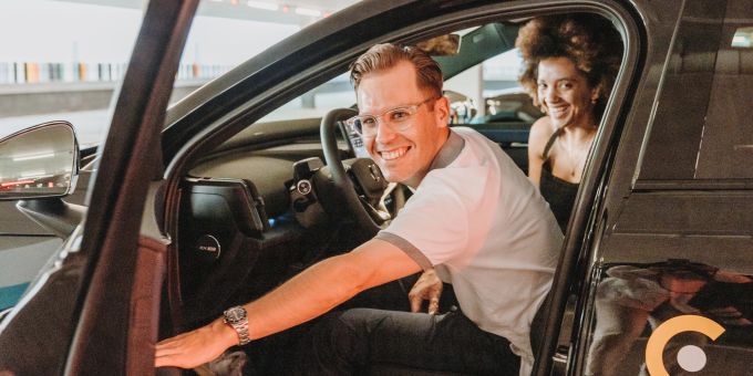 Grund zum Strahlen: Die beiden fahren als Botschafterin und Botschafter ein Jahr lang den Volvo EX30. Das Emmen Center und das Hammer Auto Center. haben für die Aktion zusammengespannt. Elektromobilität Emmen Center
