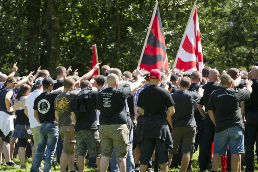 Im Bericht zur Bedrohungslage schreibt der Bund, die Gefahr durch Links- und Rechtsextremismus nehme zu.