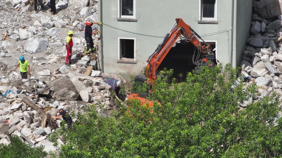 Von den zu Beginn vier vermissten Personen konnte eine Frau lebend geborgen werden, ein Mann jedoch nur noch tot.