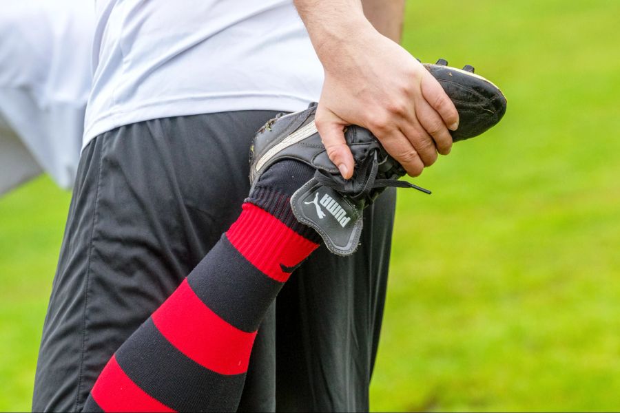 Auch der FC Schönbühl macht sich bereit: Strechübung vor dem Anpfiff.