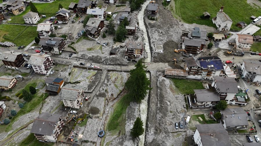 Die Spuren des Hochwassers vom Wochenende sind in Saas-Grund VS immer noch deutlich zu sehen.