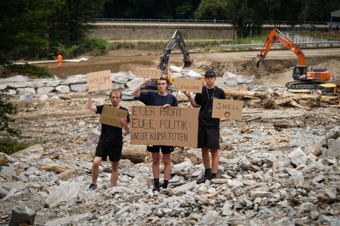 Mitglieder von Klimastreik Schweiz protestieren im Misox. Klimastreik Misox