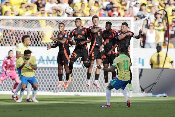 Raphinha trifft gegen Kolumbien per Freistoss zum 1:0. Copa America