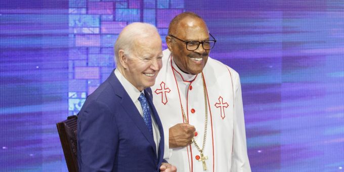 US-Präsident Joe Biden (l.) verschränkt die Arme mit einem Geistlichen der Kirche beim Gottesdienst in der Mt. Airy Church of God in Christ in Philadelphia, Pennsylvania, USA, am 7. Juli 2024. US President Biden 2024 Philadelphia