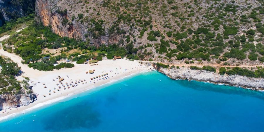 Strand Albanien Küste türkisblaues Wasser