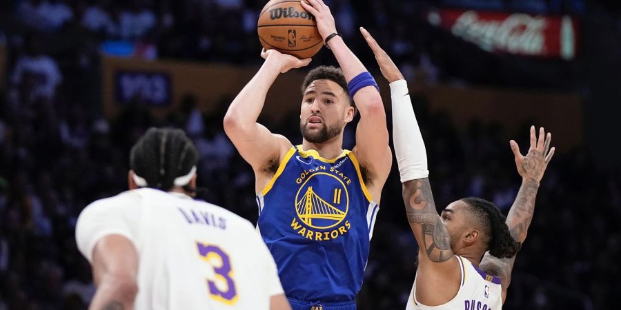 Guard Klay Thompson (M) wirft im Duell gegen sein zukünftiges Franchise auf den Korb.