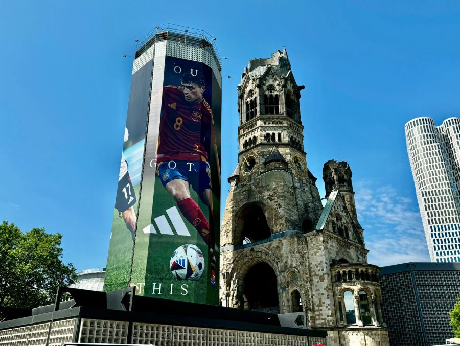 Am Breitscheidplatz besammeln sich die Schweizer Fans, der Marsch zum Stadion startet um 14 Uhr.