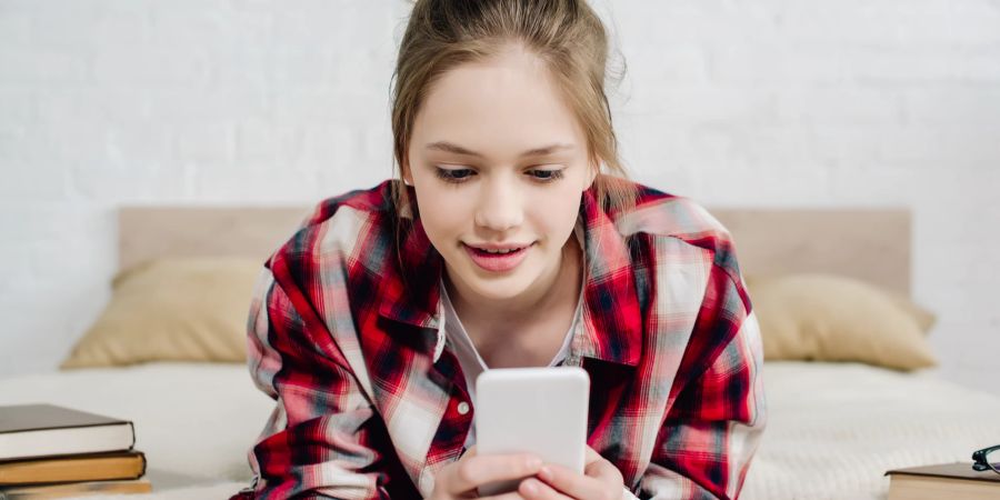 Teenager-Mädchen mit Smartphone