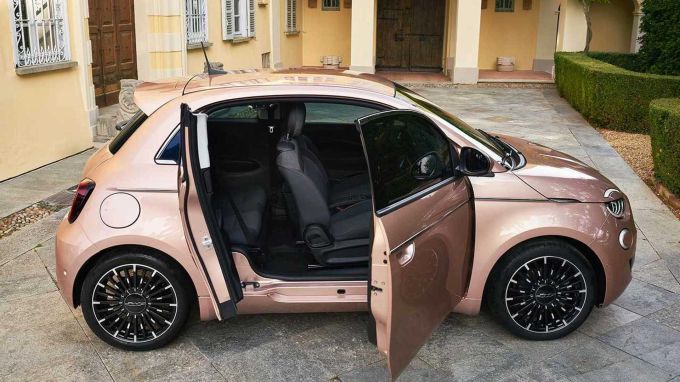 Die elektrische Version gibt es mit einer praktische 3+1-Tür-Variante 2025 Fiat 500 Hybrid