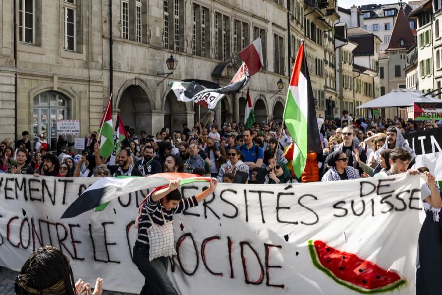 Bei Protesten in Lausanne haben Demonstrierende eine Wassermelone gemalt.