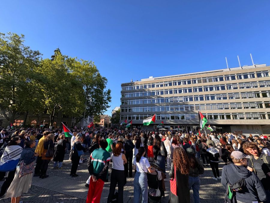 Die Demo begann vor dem Casino.