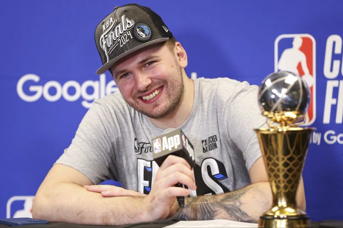 Luka Doncic lacht nach dem Einzug in die Finals der NBA. NBA