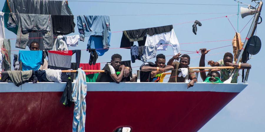 Migranten an Bord eines Schiffes der «Captain Morgan Cruises»: Auch die Verteilung der Schutzsuchenden auf die EU-Staaten wird mit einem «Solidaritätsmechanismus» neu geregelt.