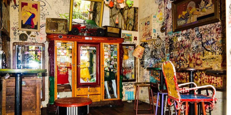 Nightlife Budapest Ruinenbar Graffiti abgewetzte Möbel alternatives Ambiente